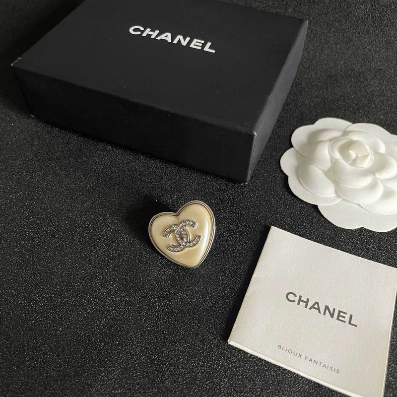 Chanel Brooch 03yxs138